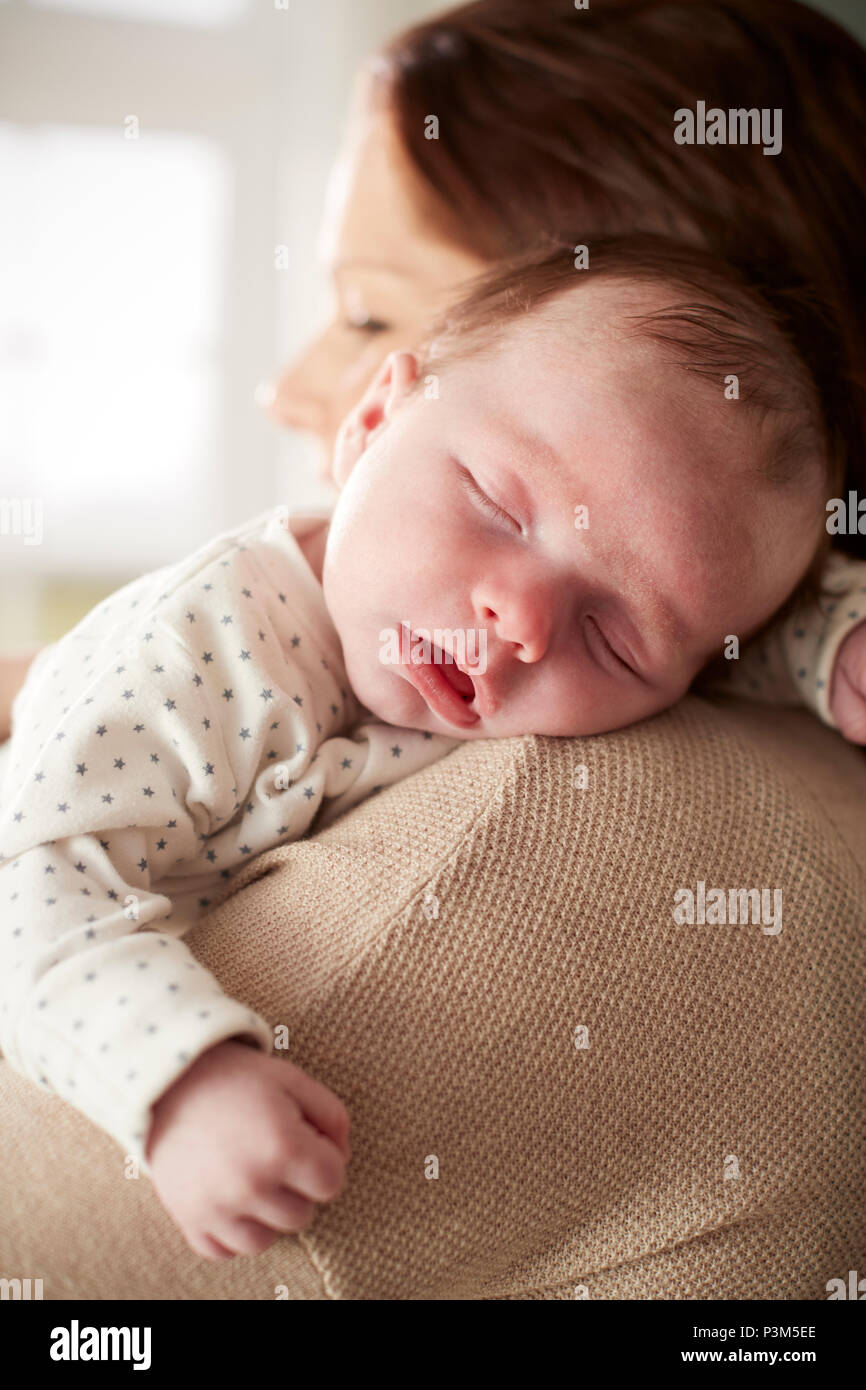 Nahaufnahme von Schlafen Neugeborene schlafen auf Mütter Schulter Stockfoto