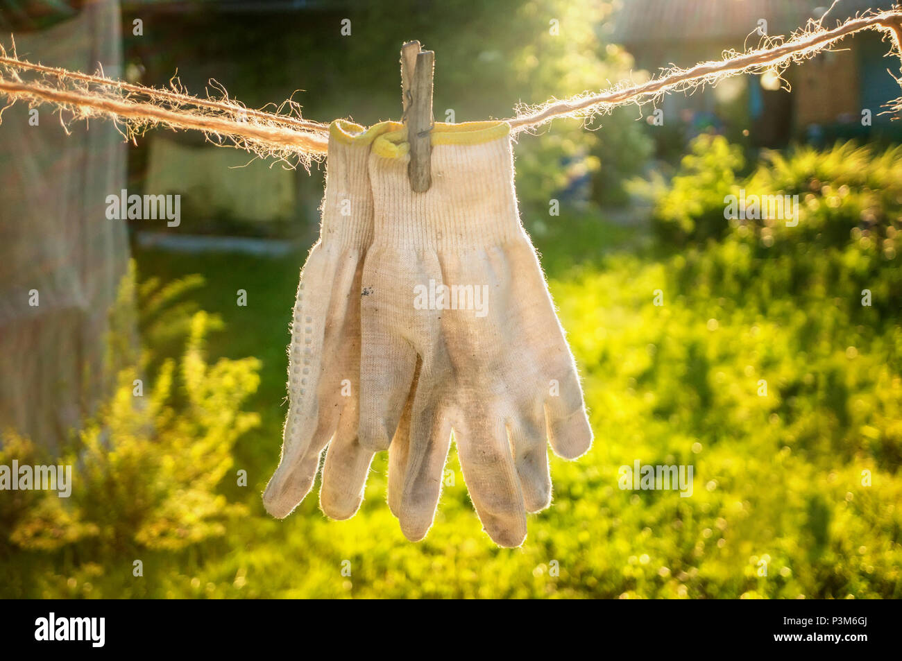 Alte textile Handschuhe sind auf das Garn nach dem Waschen getrocknet. Handschutz. Stockfoto