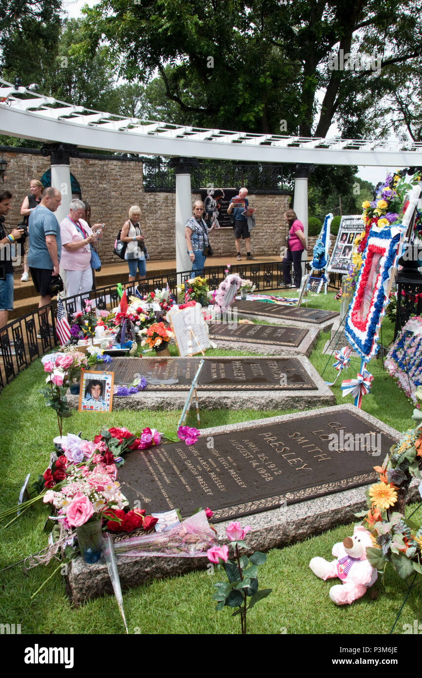 Das Grab von Gladys Presley, Mutter der Sänger Elvis Presley, Graceland, zum 40. Jahrestag seines Todes, Memphis, Tennessee. Stockfoto
