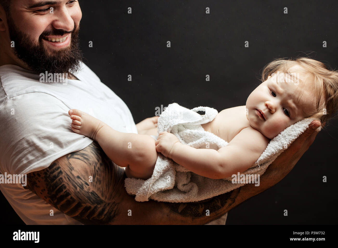 Vater Holding auf Händen niedlichen kleinen Baby. Familie, Liebe und Glück Konzept Stockfoto