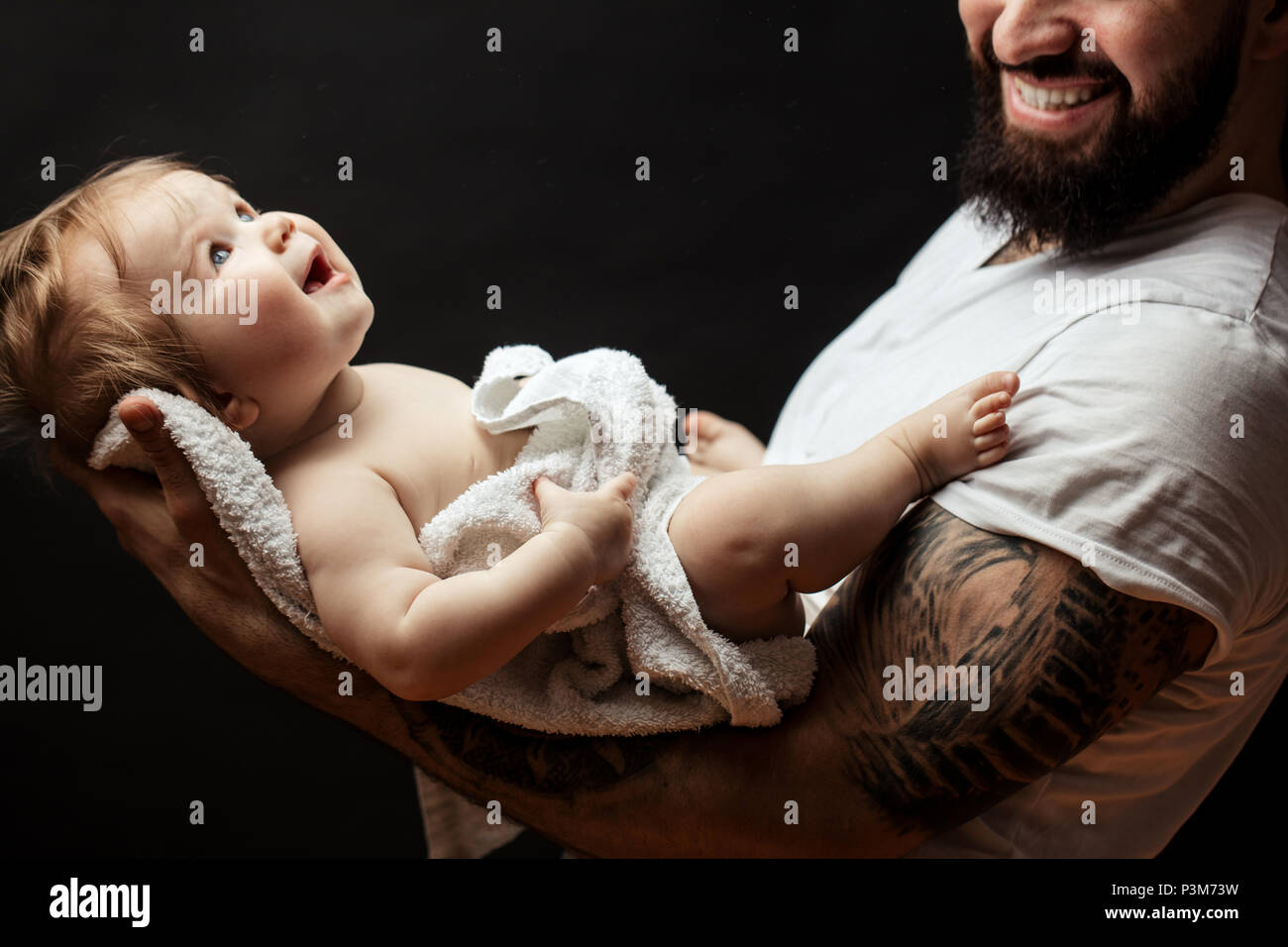 Vater Holding auf Händen niedlichen kleinen Baby. Familie, Liebe und Glück Konzept Stockfoto