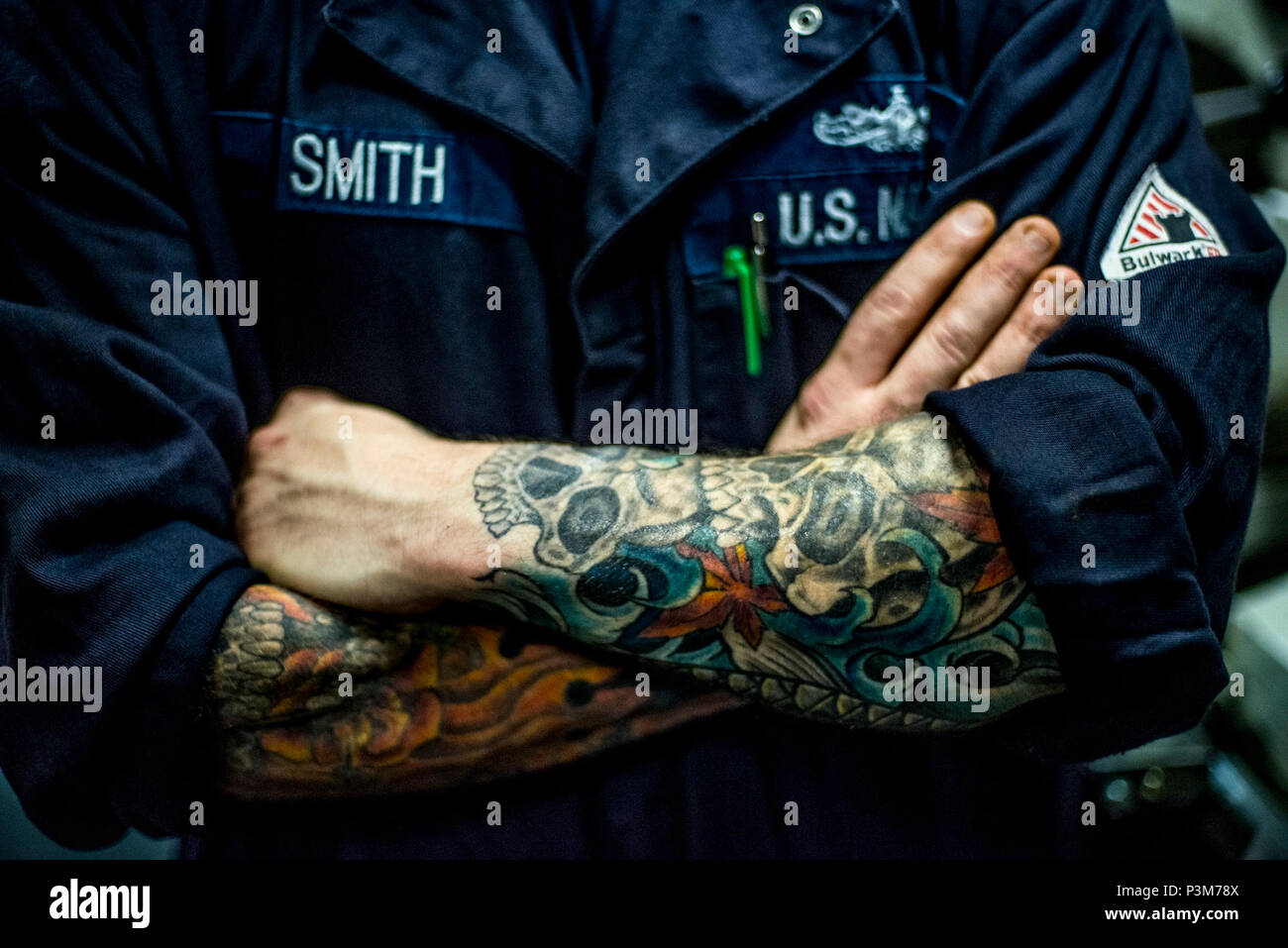 160705-N-IN 729-116 SOUTH CHINA SEA (5. Juli 2016) Maschinen Handwerker 1. Klasse (SW) Brandon Smith, von Fort Scott, Kansas, posiert für ein Foto in der Maschinenhalle an Bord der Marine nur Vorwärts - bereitgestellt Flugzeugträger USS Ronald Reagan (CVN 76). Smith ist einer der vielen Segler, die Zeit und die Haut auf das Kunstwerk von Tätowierungen gewidmet hat. Mit der neuesten Tattoo Verordnungen, Matrosen sind nun berechtigt, Tattoos auf ihre Hände zu erhalten sowie eine einzelne Hals Tattoo, die nicht 1 Zoll Länge oder Höhe übertreffen", sie sind ein wenig mehr als ich dachte, dass Sie nachsichtig mit Öffnung Tattoos auf der Ha. Stockfoto
