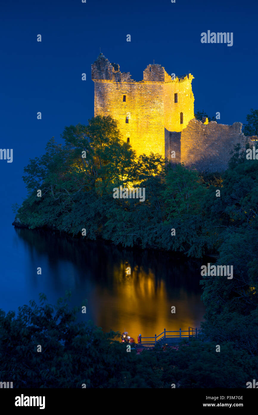Über Urquhart Castle und Loch Ness, Highlands, Schottland, UK Twilight Stockfoto