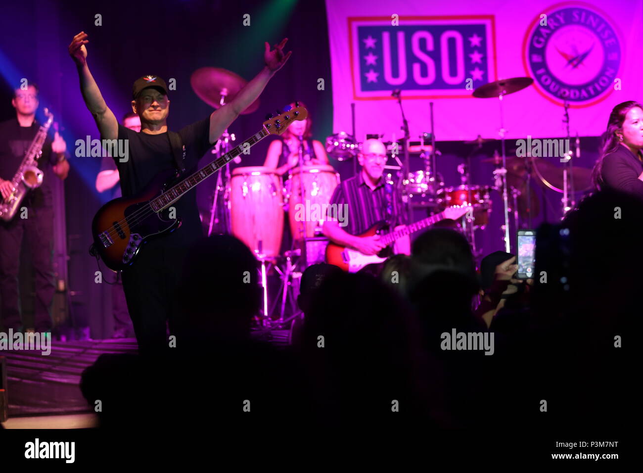 Gary Sinise Wellen für die Masse während einer Leistung auf die beiden Flüsse Theater Bühne Marine Corps Air Station Cherry Point, N.C., 5. Juli 2016 näher zu kommen. Gary Sinise und der Lieutenant Dan Band haben in 70 United Service Organization Touren teilgenommen, da sie zusammen kamen. Insgesamt haben mehr als 363.000 service Mitglieder und militärischen Familien in 13 Ländern unterhalten. Die Band setzt auf zeigt, Spirituosen, Fonds und zur Sensibilisierung für schwer verletzte Krieger in der Notwendigkeit anheben. Gary Sinise spielt die elektrischen Bass mit Gary Sinise und der Lieutenant Dan Band. (U.S. Marine Corps Foto von Lance Cpl. Mac Stockfoto