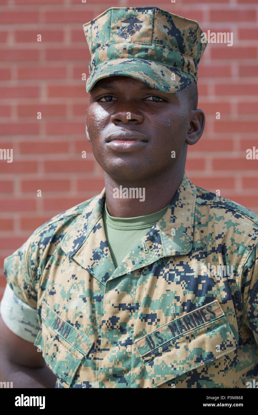 Pvt. Alpha O. Bah, Platoon 3053, Lima, 3 Recruit Training Bataillon, erwarb die amerikanische Staatsbürgerschaft Juli 7, 2016, auf Parris Island, S.C. Vor verdienen Staatsbürgerschaft, die Bewerber müssen Kenntnisse der englischen Sprache und der amerikanischen Regierung, zeigen gute moralische Charakter und den Treueid auf die US-Verfassung. Bah, aus Guinea, ist Absolvent zum 8. Juli 2016 geplant. (Foto von Lance Cpl. Aaron Bolser) Stockfoto