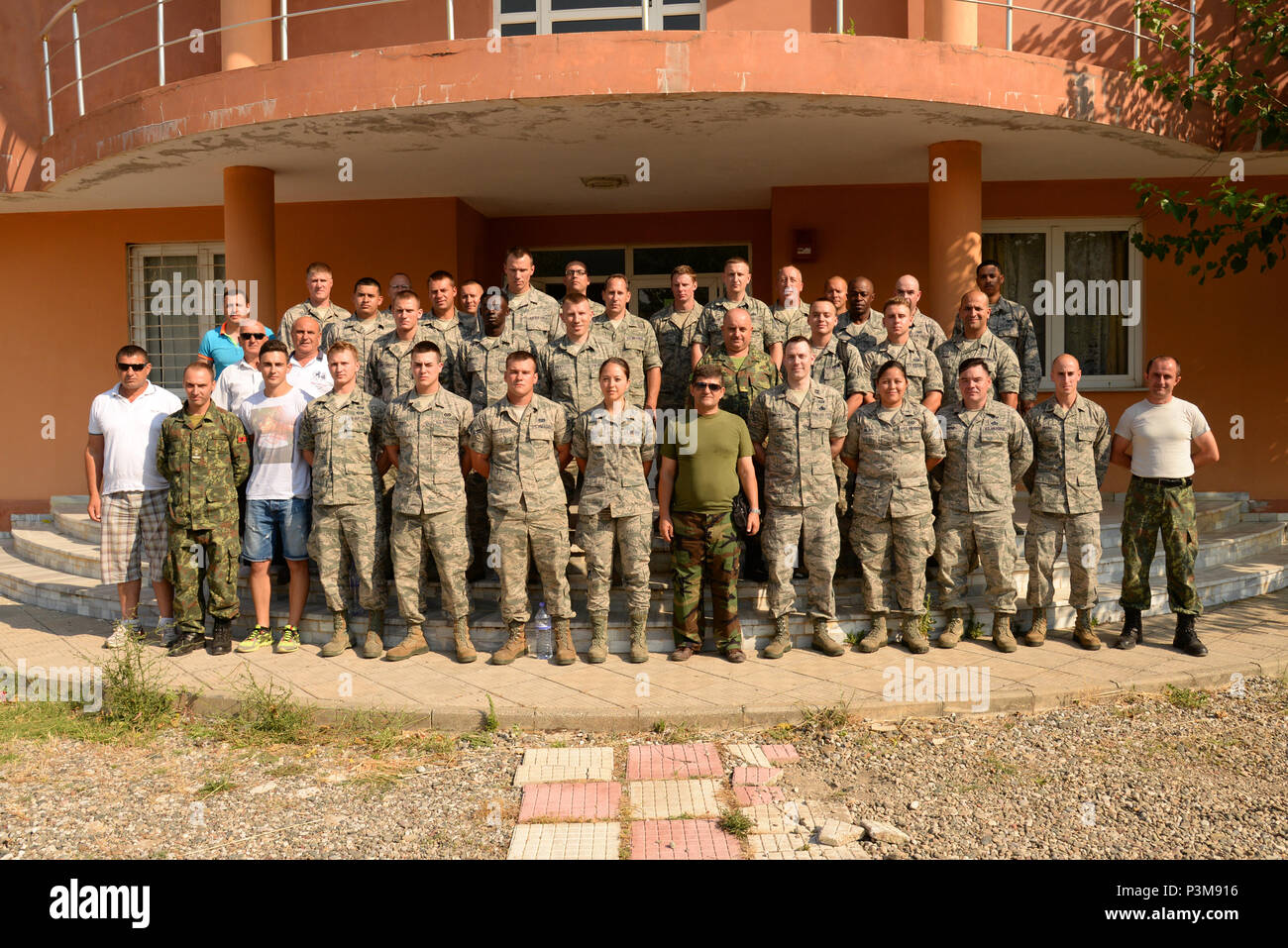 New Jersey Air National Guard Bauingenieure und albanischen Army Ground Forces unit Mitglieder posieren für ein Gruppenfoto am 4. Juli 2016 ihren Einsatz für die Ausbildung nach Vau i Dejës, Albanien zum Auftakt, die Durchführung von humanitären und zivilen Unterstützung renovierungsprojekte an einer lokalen Schule und medizinische Klinik Juli 4-16. Die geplanten Projekte der 177th Fighter Wing Bauingenieure" gehören Sanitär, Elektro, Fliesen, Dach, und Tür und Rahmen Wartung und Installationen. New Jersey und Albanien sind im Rahmen der National Guard Partnerschaft Programm gekoppelt und sind eine bewährte Partnerschaft auf Sha gebaut Stockfoto