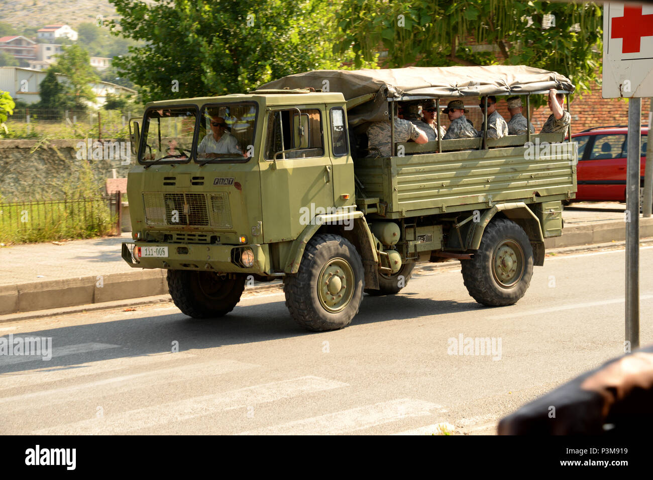 New Jersey Air National Guard Bauingenieure sind auf Baustellen durch eine albanische Armee-Lkw im Vau i Dejës, Albanien Humanitäre und politische Unterstützung renovierungsprojekte an einer lokalen Schule und medizinische Klinik am 4. Juli 2016 durchzuführen, transportiert. Zwei Woche die 177th Fighter Wing Bauingenieure 'langen Einsatz für die Ausbildung umfasst Sanitär, Elektro, Fliesen, Dach, und Tür und Rahmen Wartung und Installationen Projekte. New Jersey und Albanien sind im Rahmen der National Guard Partnerschaft Programm gekoppelt und sind eine bewährte Partnerschaft auf gemeinsamen Werten, Erfahrungen und Visionen. Stockfoto