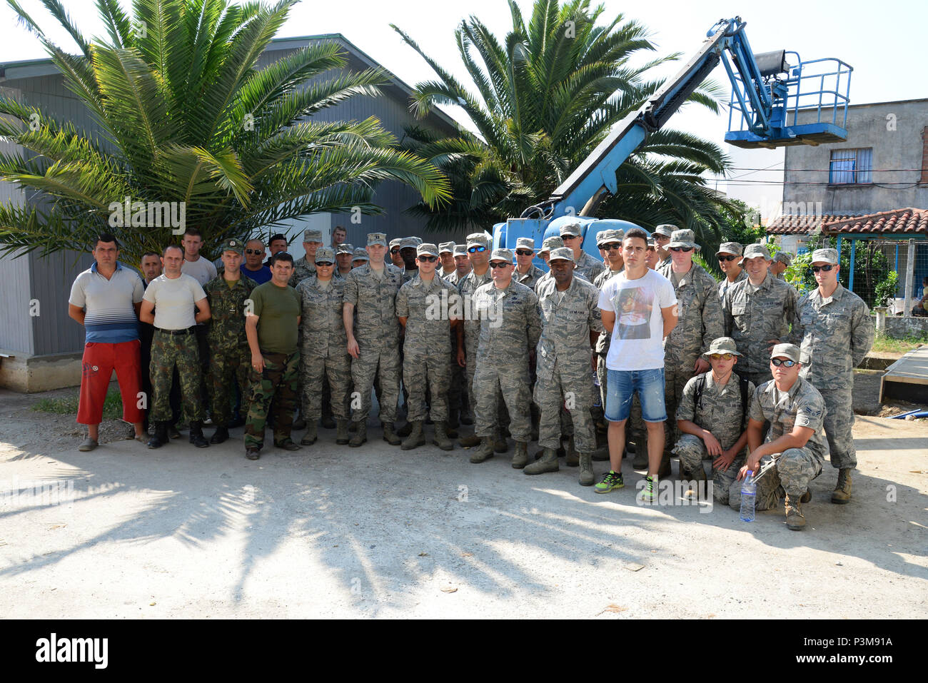 New Jersey Air National Guard Bauingenieure und albanischen Army Ground Forces unit Mitglieder posieren für ein Gruppenfoto am 4. Juli 2016 ihren Einsatz für die Ausbildung nach Vau i Dejës, Albanien zum Auftakt, die Durchführung von humanitären und zivilen Unterstützung renovierungsprojekte an einer lokalen Schule und medizinische Klinik Juli 4-16. Die geplanten Projekte der 177th Fighter Wing Bauingenieure" gehören Sanitär, Elektro, Fliesen, Dach, und Tür und Rahmen Wartung und Installationen. New Jersey und Albanien sind im Rahmen der National Guard Partnerschaft Programm gekoppelt und sind eine bewährte Partnerschaft auf Sha gebaut Stockfoto