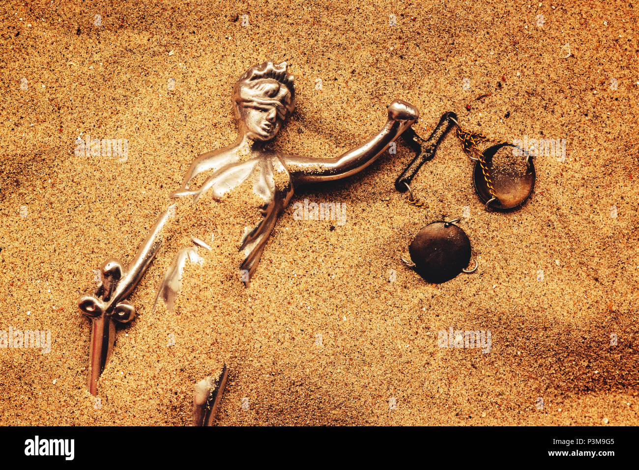Statue von Lady Gerechtigkeit mit Skala im Sand vergraben, Konzept der ungelösten kalter Fall Kriminalität Stockfoto