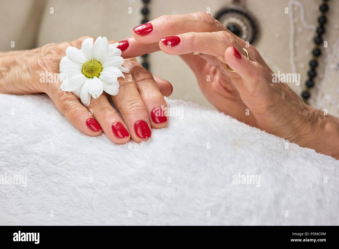 Alte Frau Hände in Spa Salon. Stockfoto