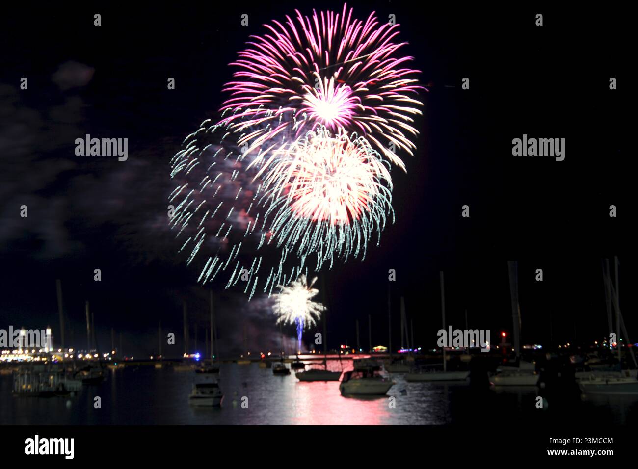 Sommer Feuerwerk über dem See. Stockfoto