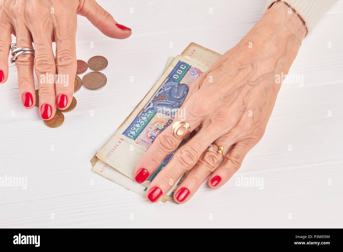 Kyat Geld und kaukasischen Geschäftsfrau Hände. Stockfoto