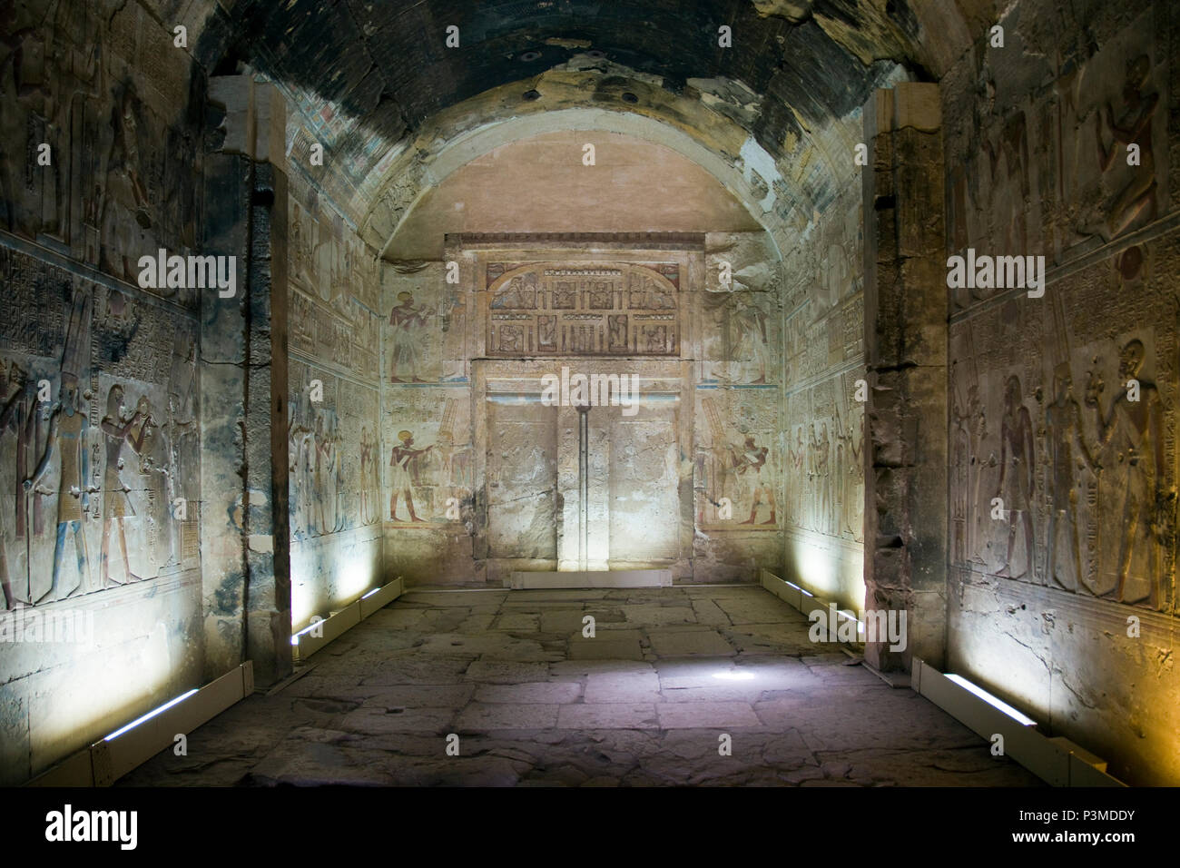 Bunt bemalte Flachrelief Steinmetzarbeiten im Tempel von Seti I, Abydos, Ägypten. Stockfoto