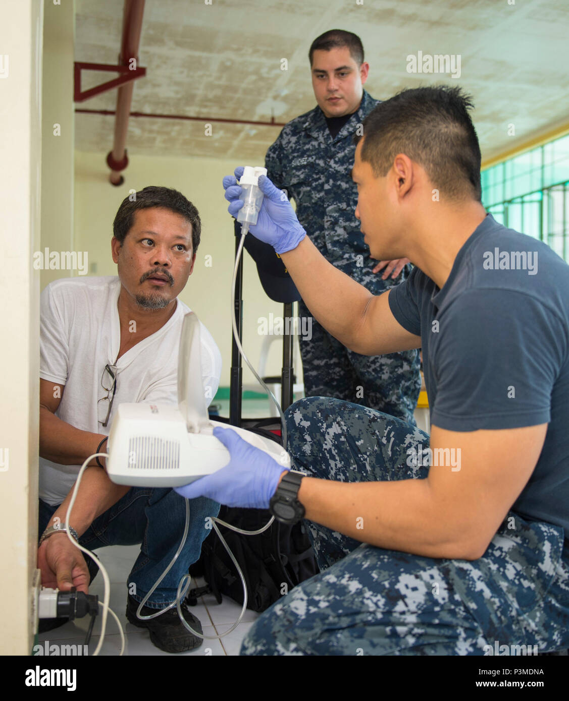 160707-N-BB 534-361 Ligao City, Philippinen (7. Juli 2016) Hospital Corpsman 2. Klasse Ralph Doria (rechts), ein Eingeborener von San Diego, und Dante Ragas, eine biomedizinische Techniker an Josefina Belmonte Duran Memorial District Hospital, arbeiten zusammen, um ein inhalationsgerät während eine Pazifische Partnerschaft 2016 Experten Austausch zu reparieren. Während des Austauschs, Pazifische Partnerschaft Personal an Barmherzigkeit und Mitglieder der Streitkräfte der Philippinen arbeitete mit Krankenhauspersonal medizinische Wissen und die Patienten-Versorgung zu verbessern. Pazifische Partnerschaft ist ein Besuch der Philippinen für das 7. Stockfoto