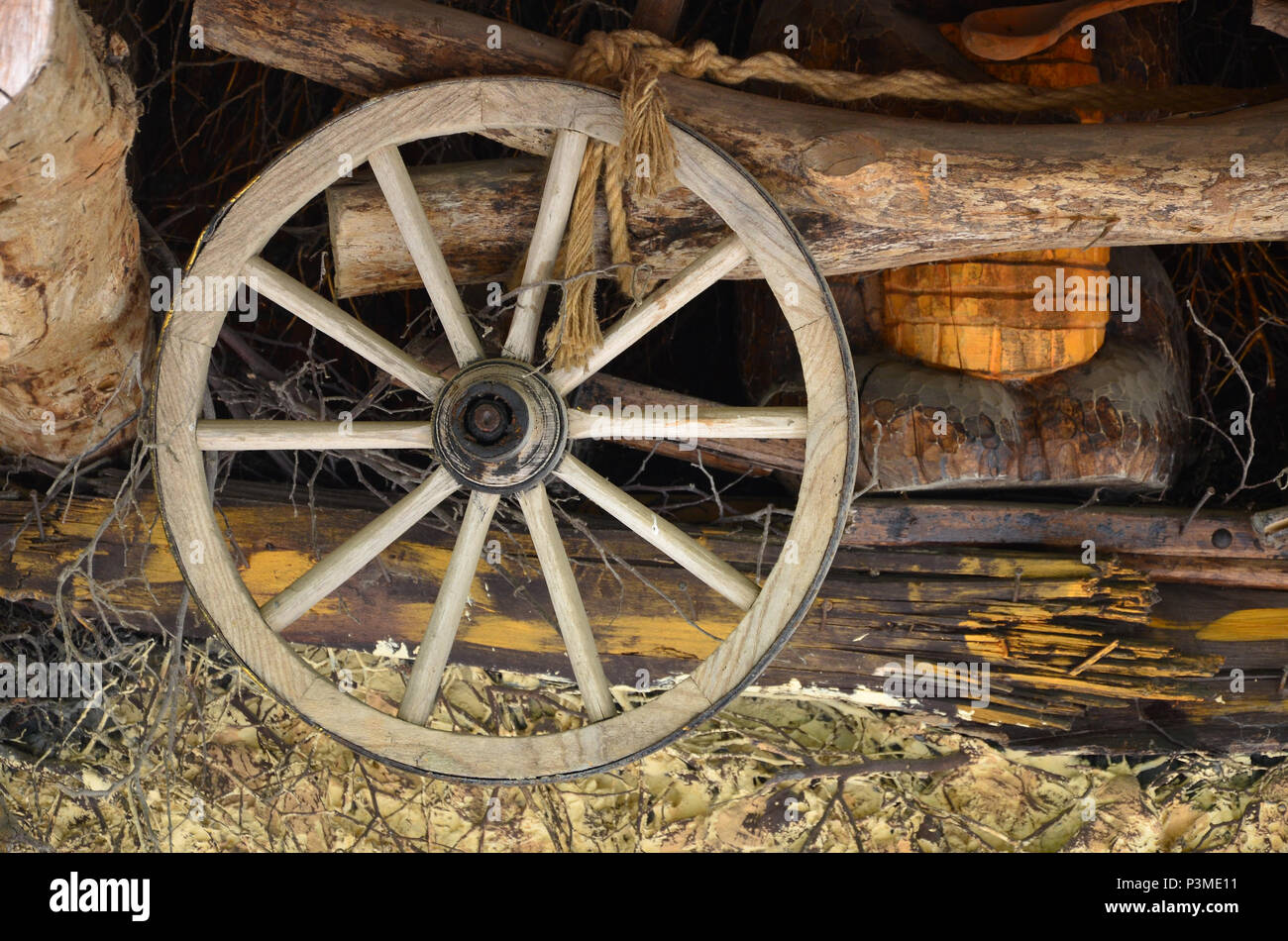 Die Alte hölzerne Rad aus dem Schlitten an der Wand hängt der Ukrainischen Scheune Stockfoto