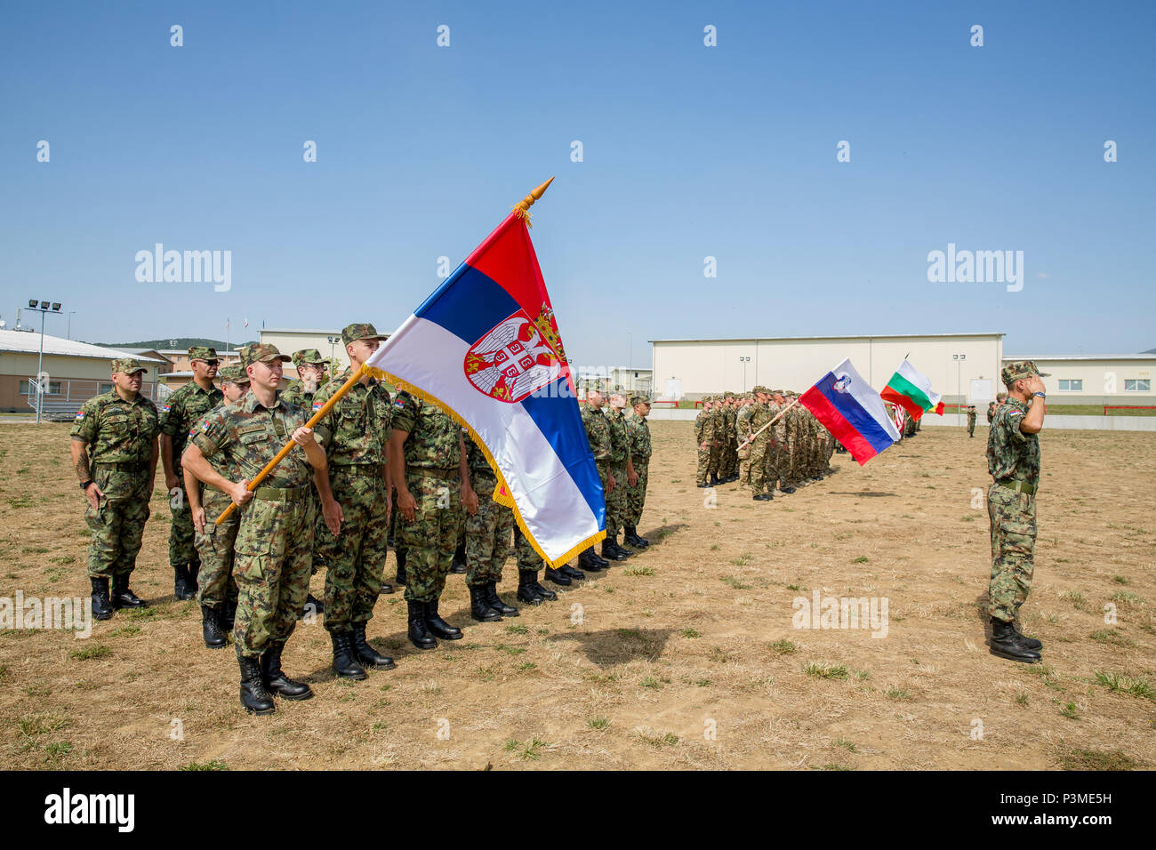 NATO- und Partnerstaaten salute für das Spielen der Nationalen jede Nation Hymne während der Eröffnungsfeier der Übung Platin Lion16-4 an Bord Novo Selo, Bulgarien, 11. Juli 2016. Platin Lion ist eine groß angelegte Übung, in der acht NATO- und Partnerstaaten für eine multi-nationale, live-fire Übung sollen regionale Verteidigung zu stärken. (U.S. Marine Corps Foto von Cpl. Kelly L. Straße, 2 D MARDIV COMCAM/Freigegeben) Stockfoto
