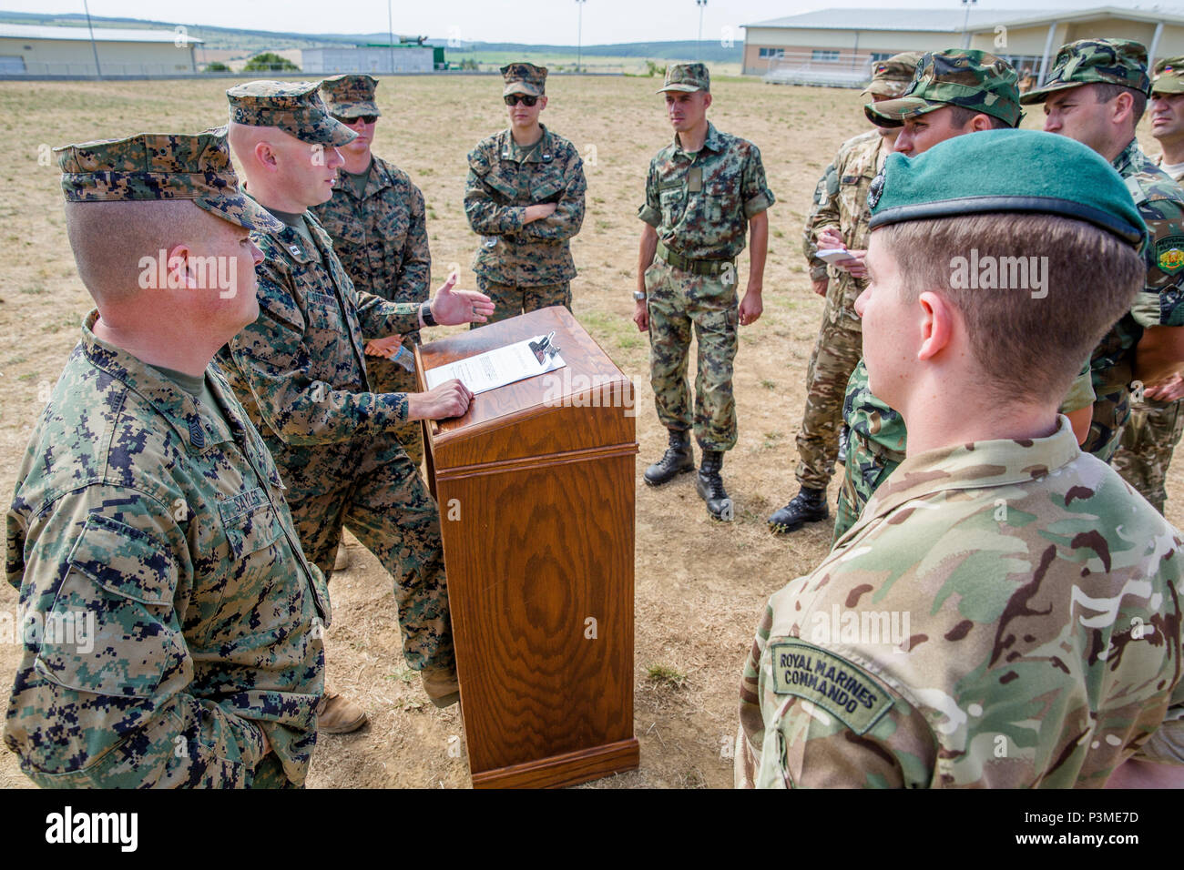 Us Marine Corps Capt. Kirk R. Steinhorst, der Kommandant des kombinierten Arms Company, Schwarzes Meer die Drehkraft, begrüßt die Mitglieder jeder Nation zu Übung Platin Lion16-4 an Bord Novo Selo, Bulgarien, 11. Juli 2016. Platin Lion ist eine groß angelegte Übung, in der acht NATO- und Partnerstaaten für eine multi-nationale, live-fire Übung sollen regionale Verteidigung zu stärken. (U.S. Marine Corps Foto von Cpl. Kelly L. Straße, 2 D MARDIV COMCAM/Freigegeben) Stockfoto