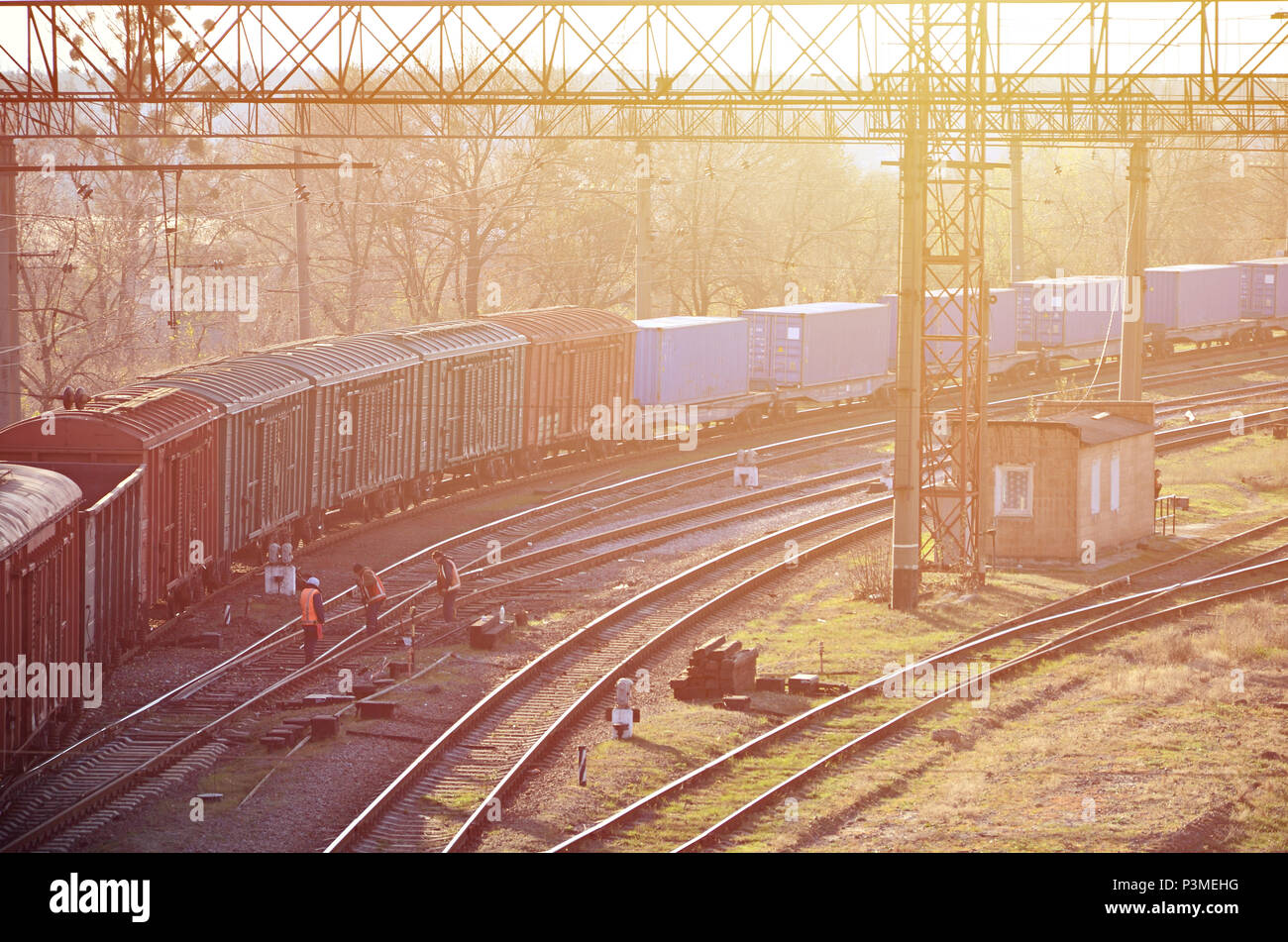 Eisenbahn Landschaft mit vielen alten Eisenbahn Güterwagen auf den Schienen. Klassische sonnigen Tag auf der Eisenbahn Stockfoto