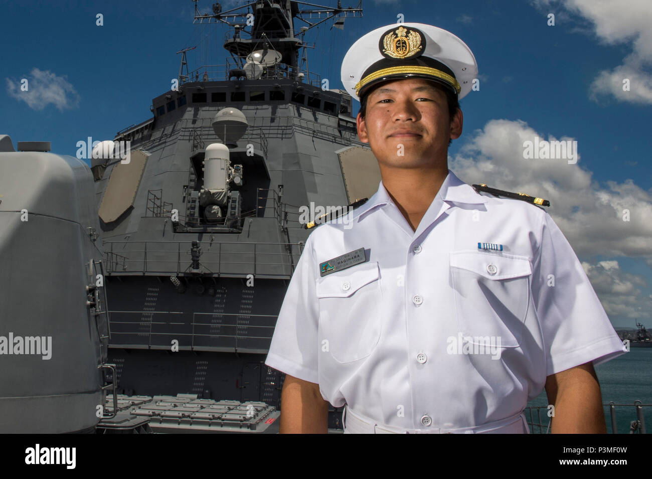 160709-N-YW 024-020 JOINT BASE Pearl Harbor - HICKAM (9. Juli 2016) Ens. Akitoshi Hagihara, aus Hiroshima, Japan, trat der Armee sechs-und-ein-halb Jahren. Er besuchte die Akademie für Nationale Verteidigung Japan mit Officer Candidate School. Derzeit Hagihara dient als Assistant Gunnery Officer an Bord Japan Maritime Verteidigung-kraft Lenkwaffen-zerstörer JS Chokai (DDG176). "Ich war auf der Suche nach einem Job, der Menschen hilft. Das ist der Grund, warum ich trat", sagte Hagihara. Er läßt zu, daß es eine sehr schwierige Erfahrung für ihn gewesen. Es ist Hagitara ist zum ersten Mal in Netzladegerät Stockfoto