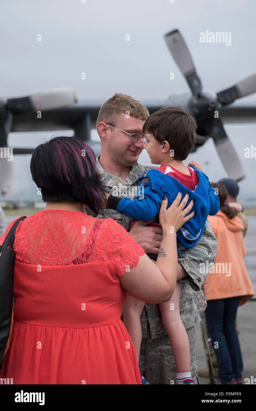 Gemeinsame Basis ELMENDORF - Richardson, Alaska - Mehr als 100 Alaska Air Guard Mitglieder aus Die 144 Airlift Squadron, 176 Wartung und Support Einheiten hier Juli 5 und 6, 2016 zurückgekehrt, von einem 4-monatigen Einsatz in Kuwait zur Unterstützung der Operation inhärenten Lösen. Ihr Schwerpunkt war die C-130 H 'Hercules' taktische-luftbrücke Mission zu unterstützen. Aufgrund eines Vorschlags auf nationaler Ebene die 176 Flügel seiner C-130 H Flugzeuge zu veräußern, dies kann der letzte Einsatz für die 144 Airlift Squadron, in der jetzigen Form. (U.S. Air National Guard Foto von Tech. Sgt. N. Alicia Halla/Freigegeben) Stockfoto