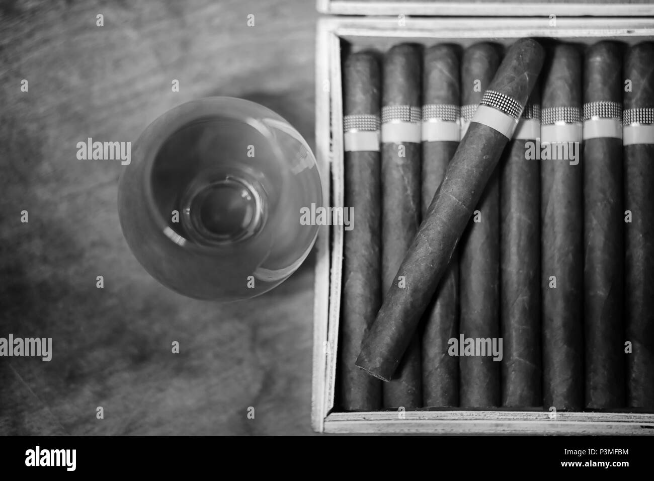 Große Box der kubanischen Zigarren auf einen hölzernen Tisch in ein vorzeigbares Paket Stockfoto