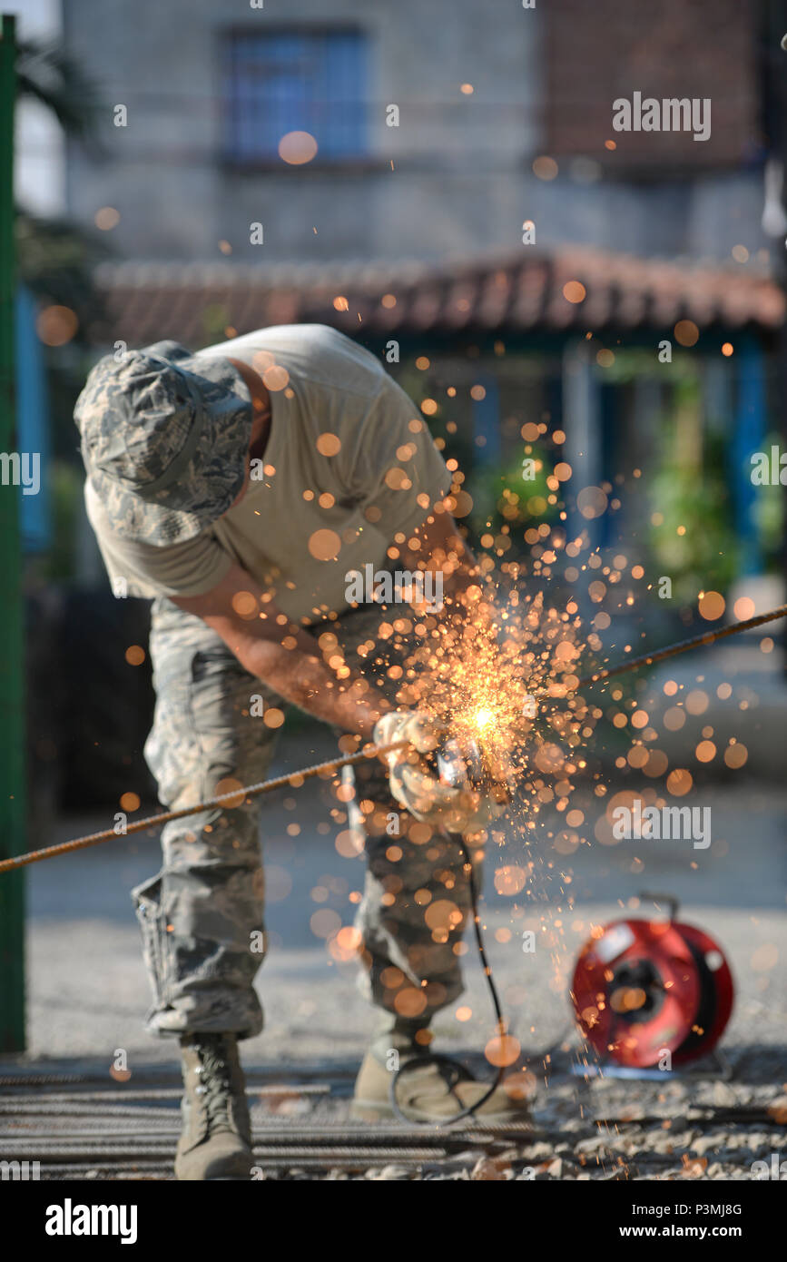 Us Air Force Senior Master Sgt. Todd Metzger, New Jersey Air National Guard Bauingenieur, verwendet einen Winkelschleifer mit einer Schleifscheibe eine Verstärkung in Vau i Dejës, Albanien am 11. Juli 2016 zu schneiden. Die 177th Fighter Wing Ingenieure arbeiteten auf humanitäre Hilfe und politische Unterstützung renovierungsprojekte an einem lokalen medizinischen Klinik während ihrer zwei einwöchigen Einsatz für die Ausbildung. New Jersey und Albanien sind im Rahmen der National Guard Partnerschaft Programm gekoppelt und sind eine bewährte Partnerschaft auf gemeinsamen Werten, Erfahrungen und Visionen. (U.S. Air National Guard Foto von Master S Stockfoto