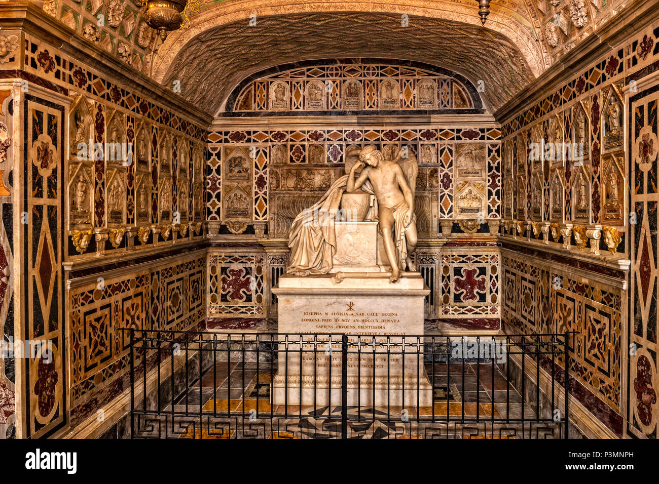 Italien Sardinien Cagliari Castello (Casteddu) Bezirk - Kathedrale Santa Maria - Heiligtum des heiligen Märtyrers (crypte) - Kapelle von San Lucifero - Mausoleum, in weißem Marmor, in Erinnerung an die Königin von Frankreich Giuseppa Maria Luigia von Savoyen Stockfoto