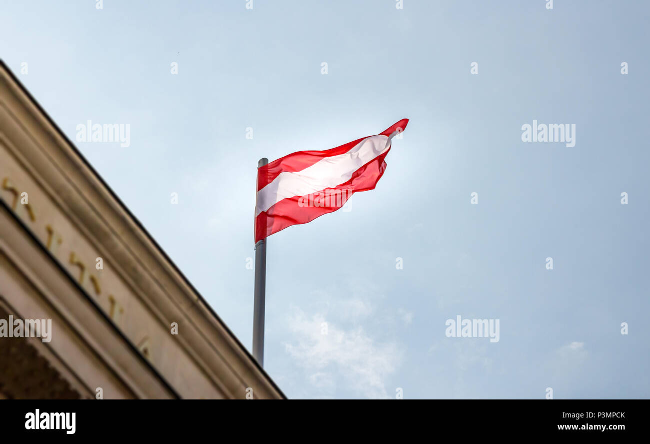 Österreichische Fahne schwenkten auf Gebäude Stockfoto