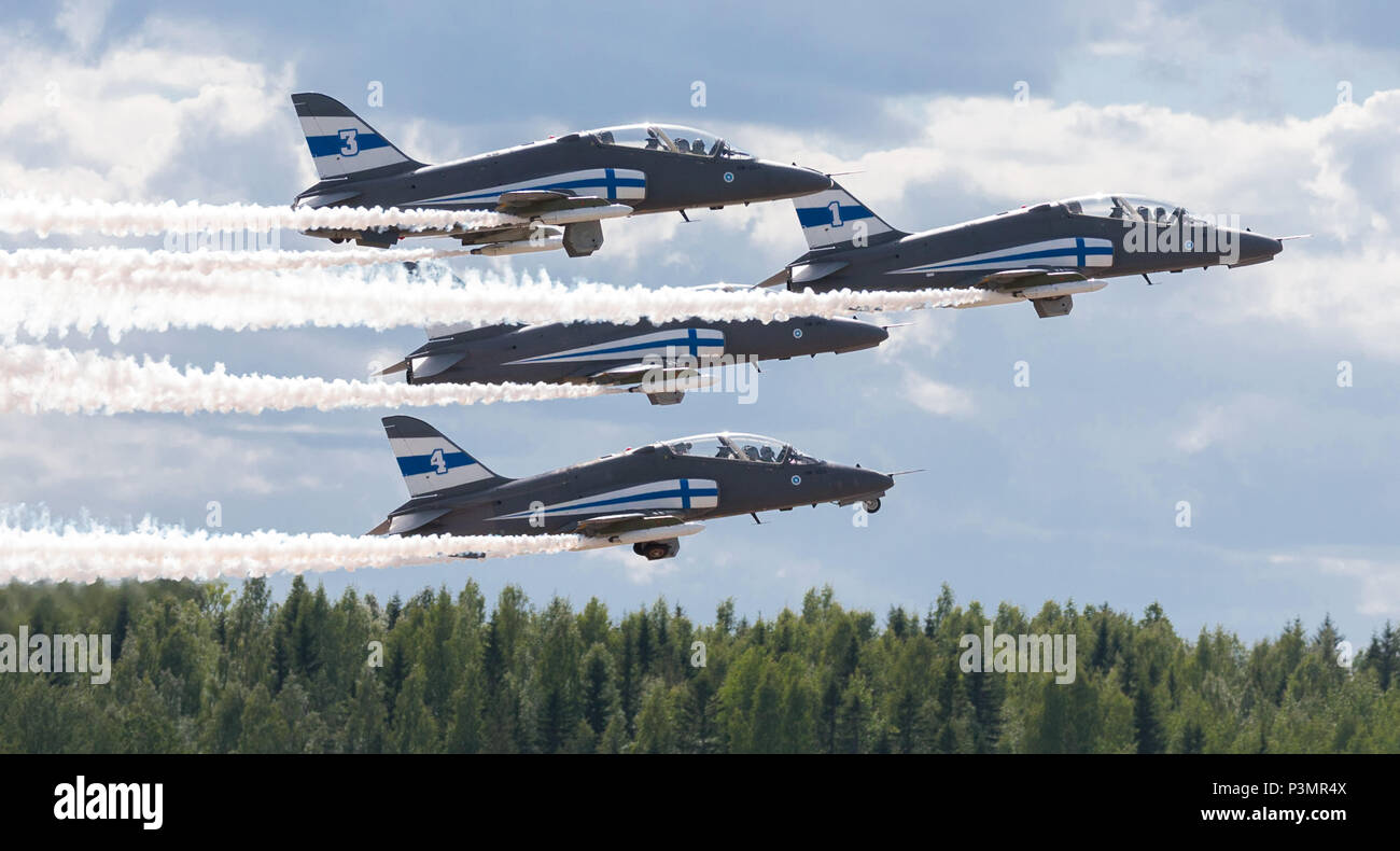 24:00 Falken aerobatic Team am 100 Jahre Jubiläum Air Show der Finnischen Luftwaffe in Tikkakoski, Finnland am 16. Juni 2018. Stockfoto