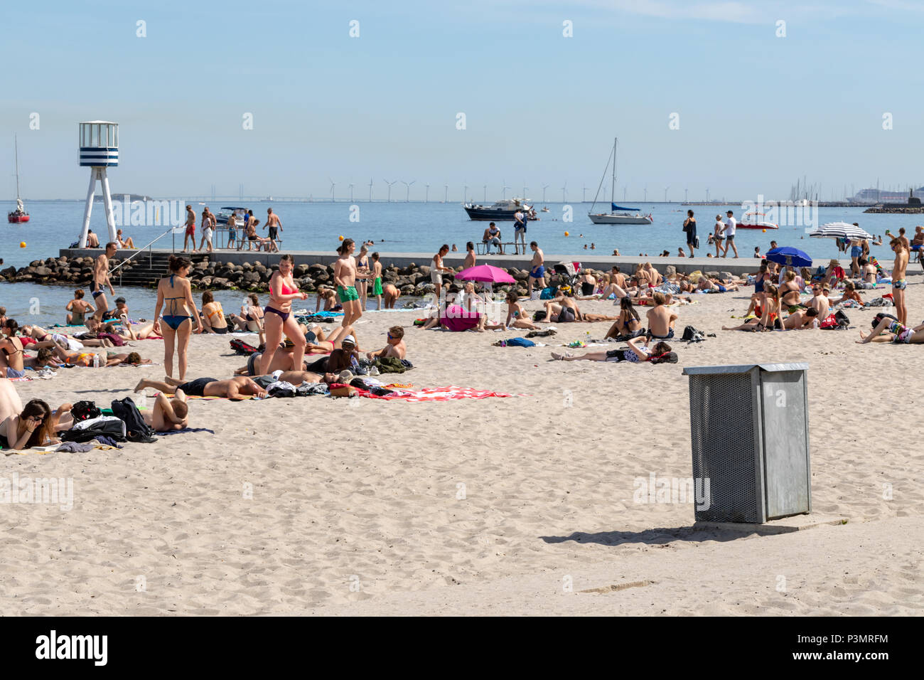 Menschen auf der Bellevue Beach (Dänisch: "Bellevue Strand'), Klampenborg, Dänemark Stockfoto