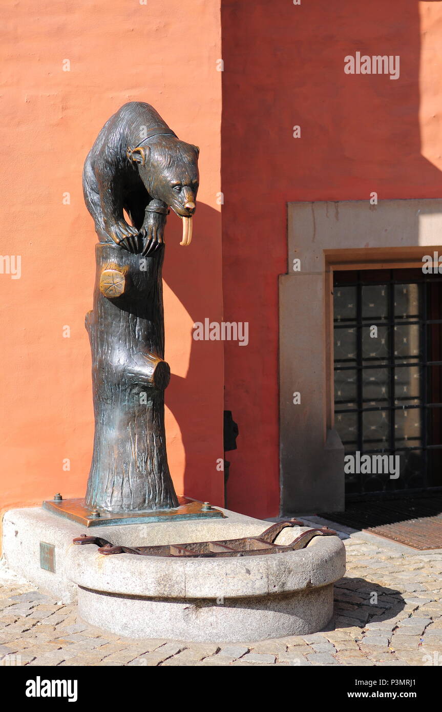 Bronze Brunnen, das eine sun bear auf einem Baumstamm am Marktplatz von Breslau, Niederschlesien, Polen, Europa Stockfoto