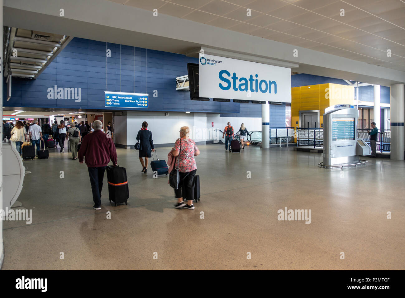 Passagiere am Bahnhof Birmingham International aus der Luft link zum Flughafen. Bewegungsunschärfe in einigen der Menschen. Stockfoto