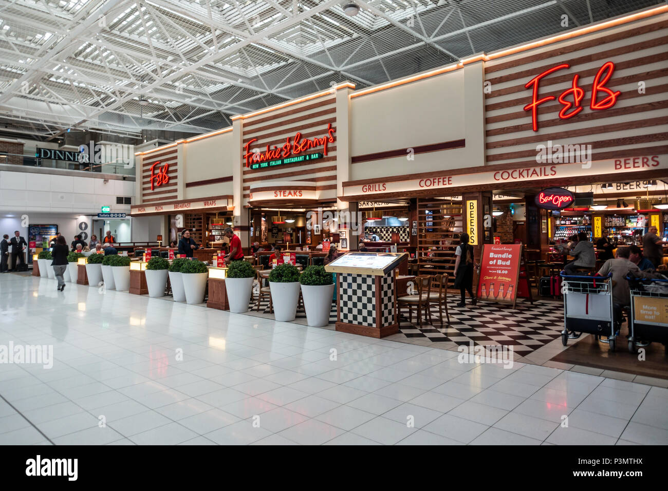 Kunden an der Frankie & Benny's Restaurant und Bar auf dem Zusammentreffen der Internationale Flughafen Birmingham, England, Großbritannien Stockfoto