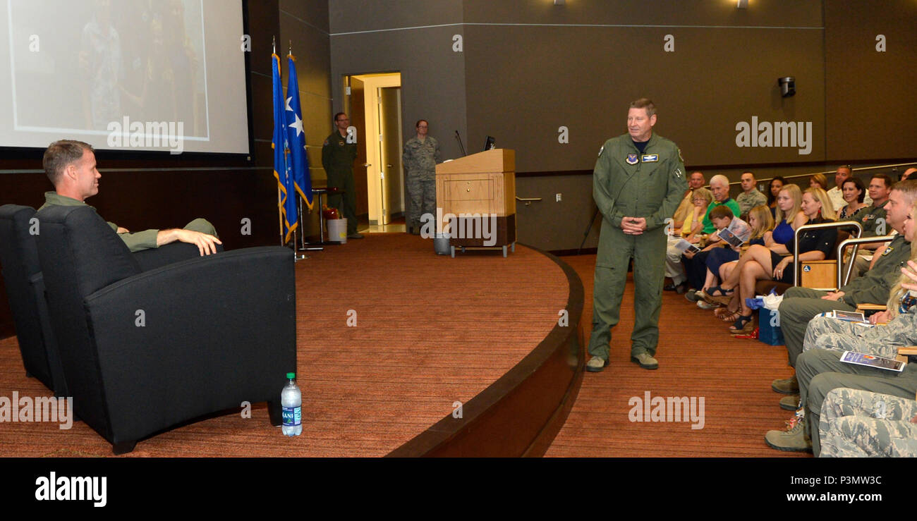 Gen. Robert Rand, Air Force Global Strike Commander, waltet über Colonel William Bailey, 56th Operations Group Commander, Ruhestand Juli 8, 2016 Luke Air Force Base, Ariz (U.S. Air Force Foto von SSgt Marcy Copeland) Stockfoto