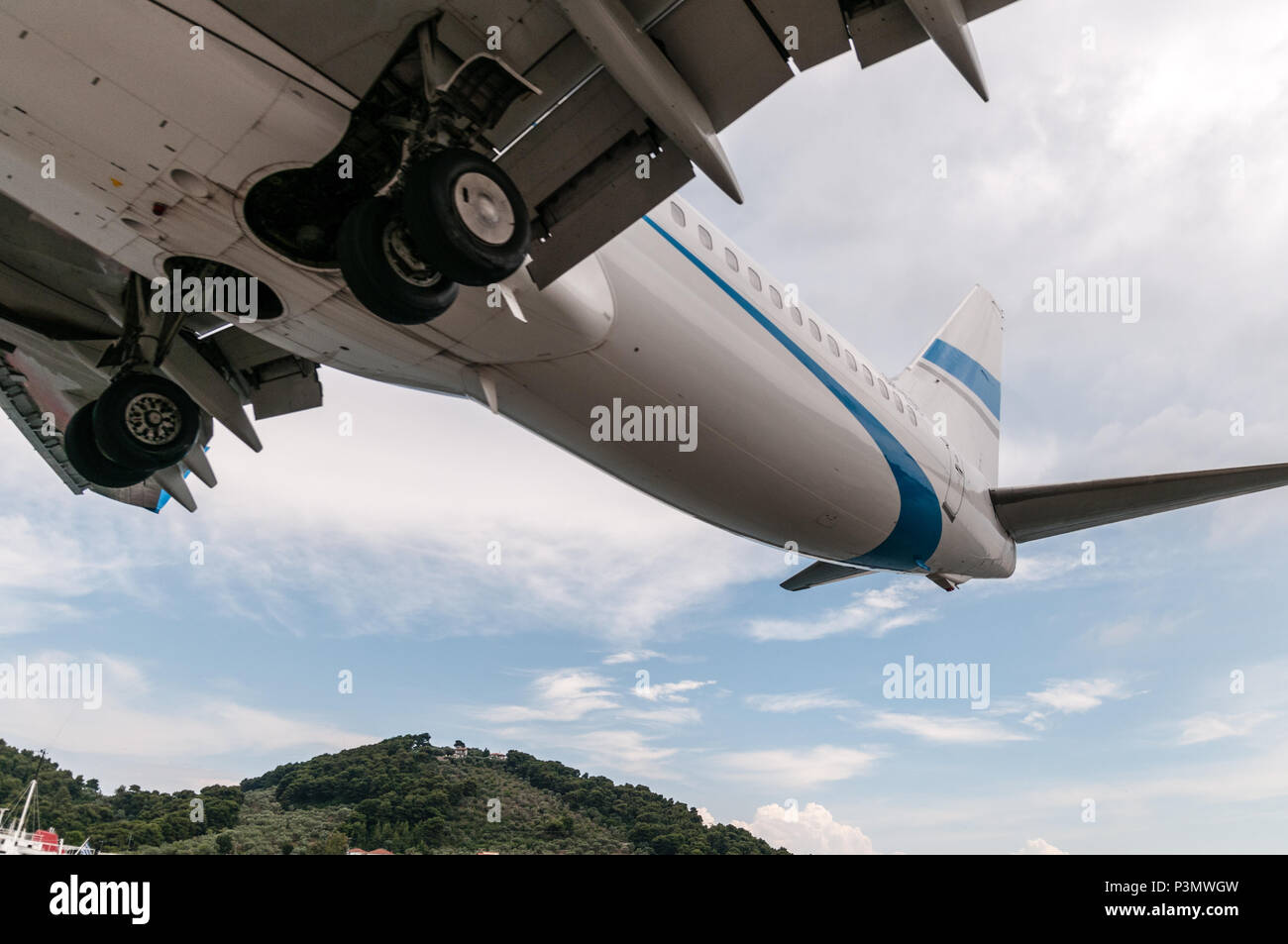 Flugzeug Landung am Flughafen Skiathos, Griechenland. Stockfoto