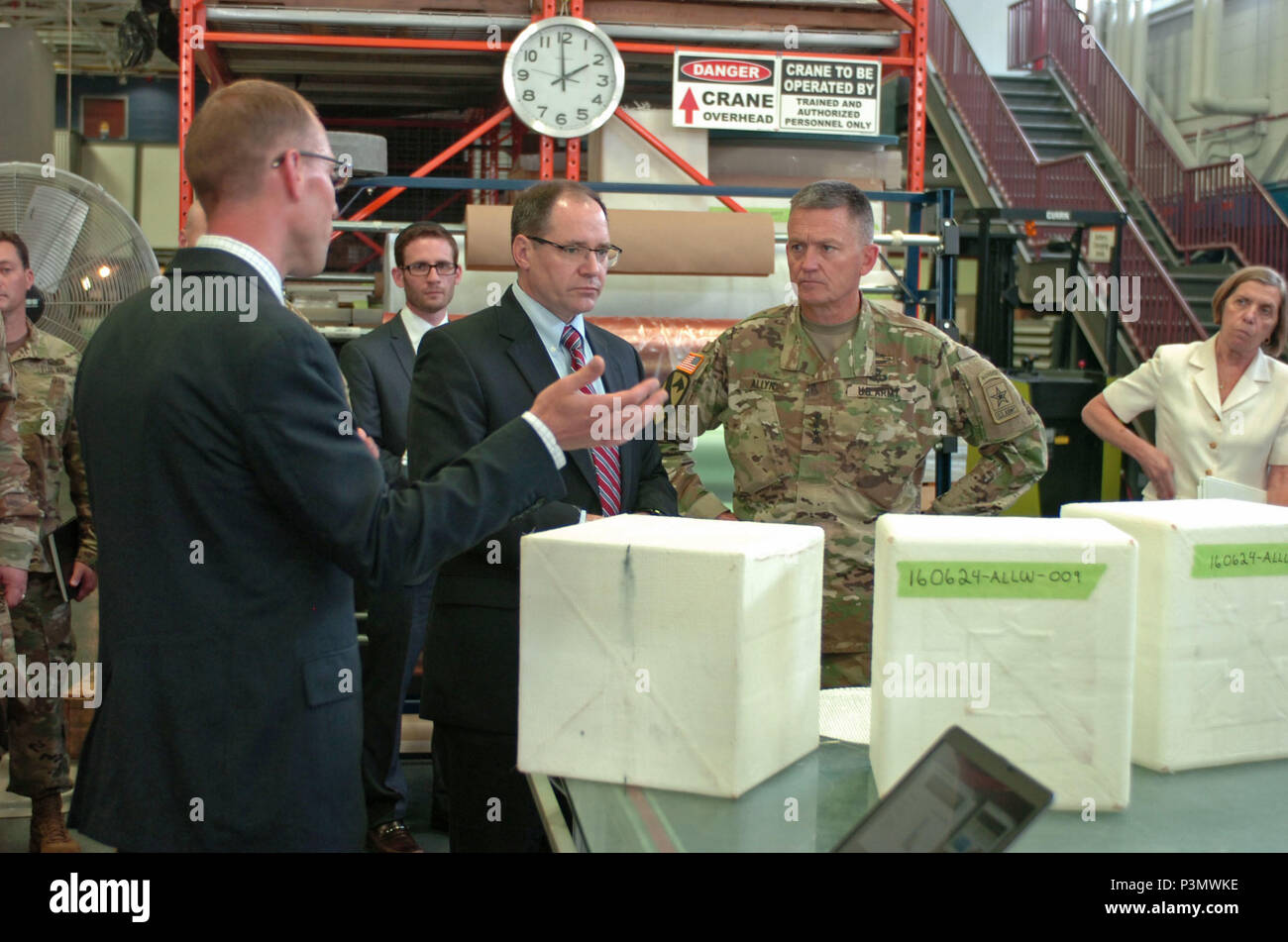 Gen. Daniel Allyn, Stellvertretender Stabschef der Armee, hört auf Fahrzeug Gewichtsreduktion Informationen neben Dr. Paul Rogers, Direktor der U.S. Army Tank Automotive Forschung, Entwicklung und Engineering Center, in Warren, Michigan, 7. Juli 2016. Gen. Allyn kam zu TARDEC, der Führer für Ground Vehicle Integration der Armee, mit dessen Funktionen vertraut zu werden organische Prototyping und autonome Operationen zu gehören. (Foto von Kimberly Bratic, TARDEC Public Affairs/Freigegeben) Stockfoto