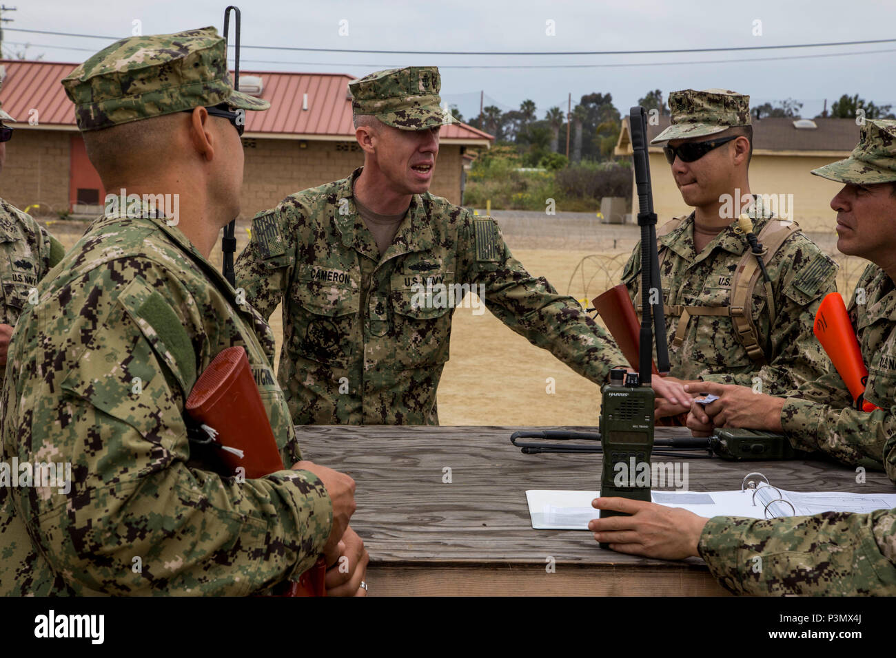 160708-N-XK 513-009 PORT HUENEME, Ca. (8. Juli 2016) - hinterer Bereich Sicherheit und schnelle Eingreiftruppe (Reagieren) Commander, Chief Maschinen Handwerker Wald Cameron, mit Naval Mobile Konstruktion Bataillon 18 (NMCB 18) beschreibt die Regeln der Interaktion mit seinem reagieren Team während eines Kommandostellenübung (CPX). NMCB 18 führt diese CPX zu Bereitschaft für zukünftige übersee Blindbewerbungen erhalten. (U.S. Marine Foto von Mass Communication Specialist 2. Klasse Ian Carver/freigegeben). Stockfoto