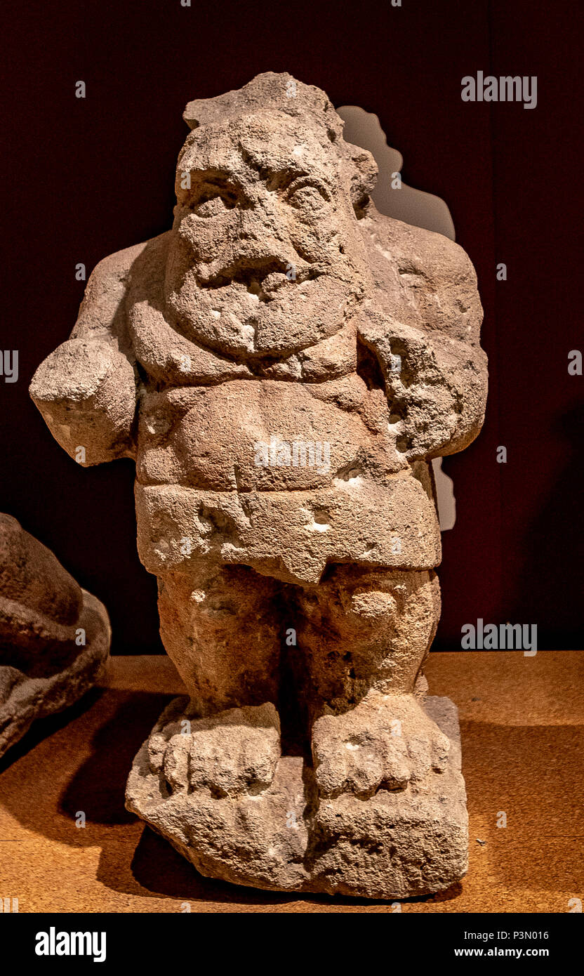 Italien Sardinien Cagliari Nationale Archäologische Museum im Erdgeschoss aus dem Neolotic zum Hohen Mittelalter Statue in Stuck und Stein des Gottes Bes von Santa Gilla Cagliari 3 sec. a.C. Stockfoto
