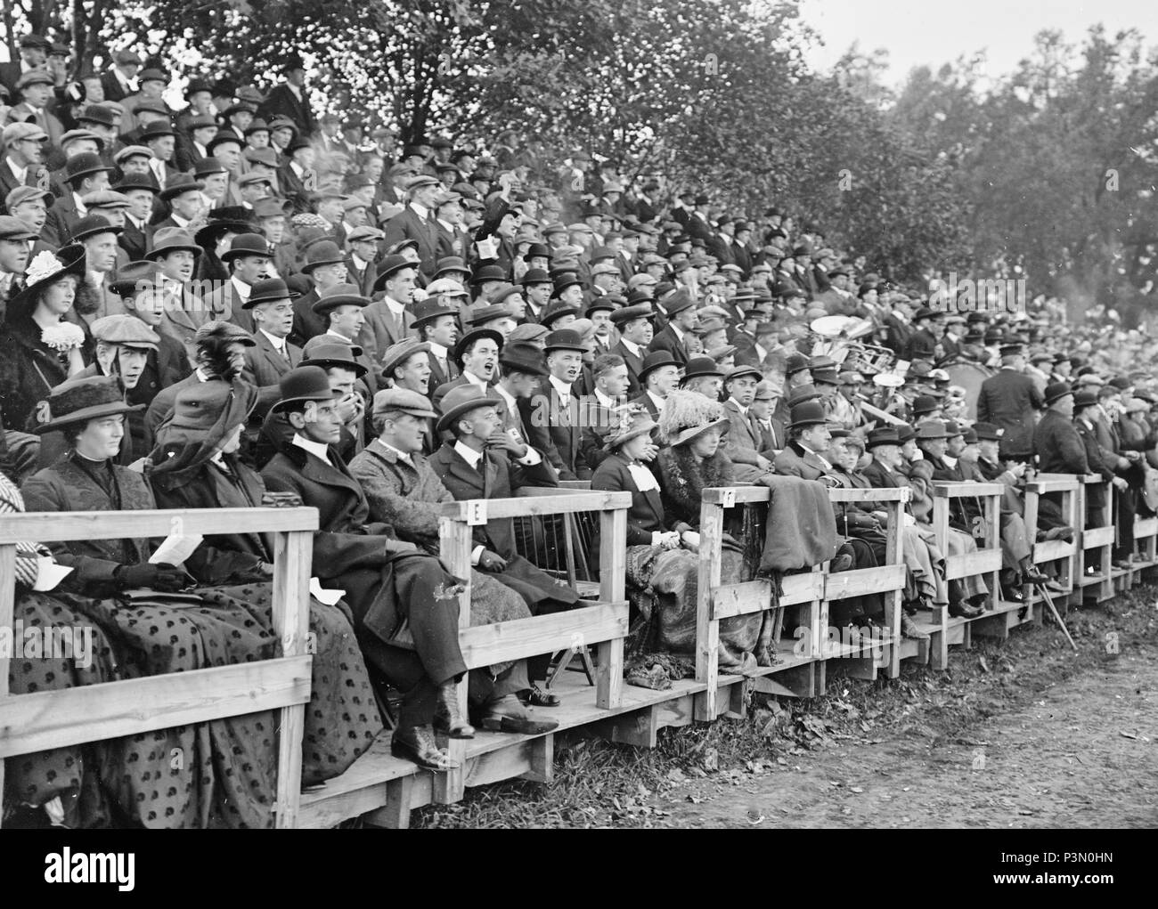 Fans im American Football Spiel - Georgetown - Carlisle, Glenn Warner, ca. 1912 Stockfoto