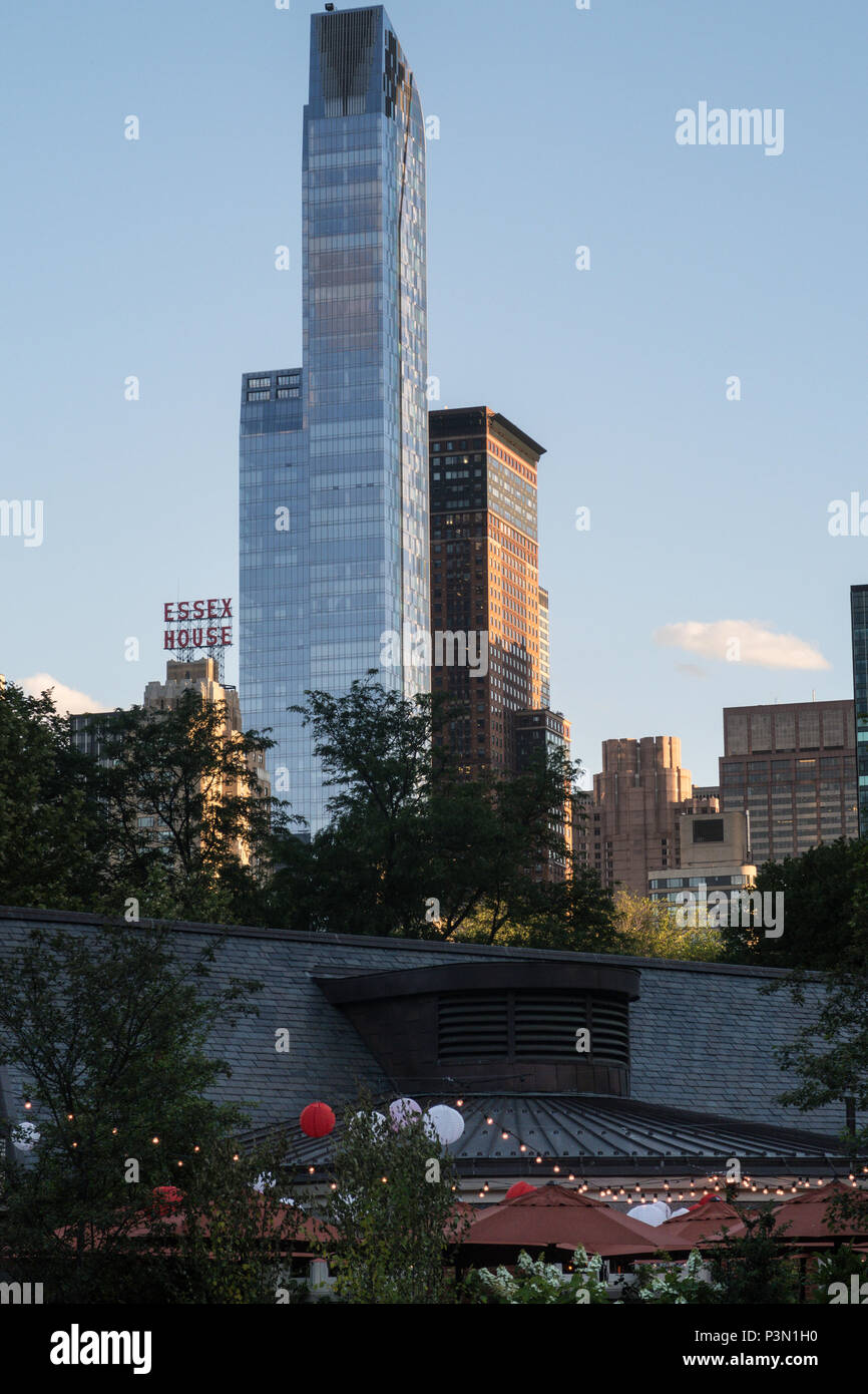 Tavern on the Green Restaurant ist im Central Park mit einem 57 Wolkenkratzer ist im Hintergrund, NYC, USA Stockfoto