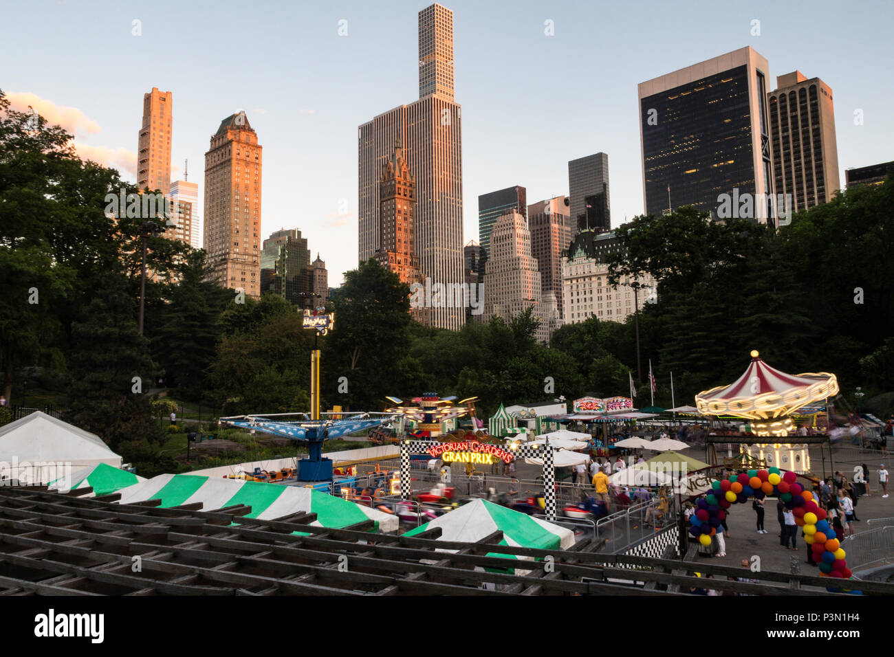 Midtown Manhattan Skyline mit viktorianischen Gärten im Central Park im Vordergrund, NYC, USA Stockfoto