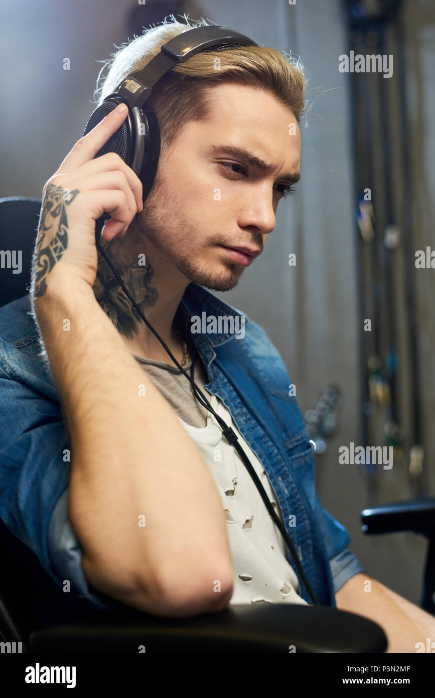 Stilvolle Komponist Musik im Studio Stockfoto