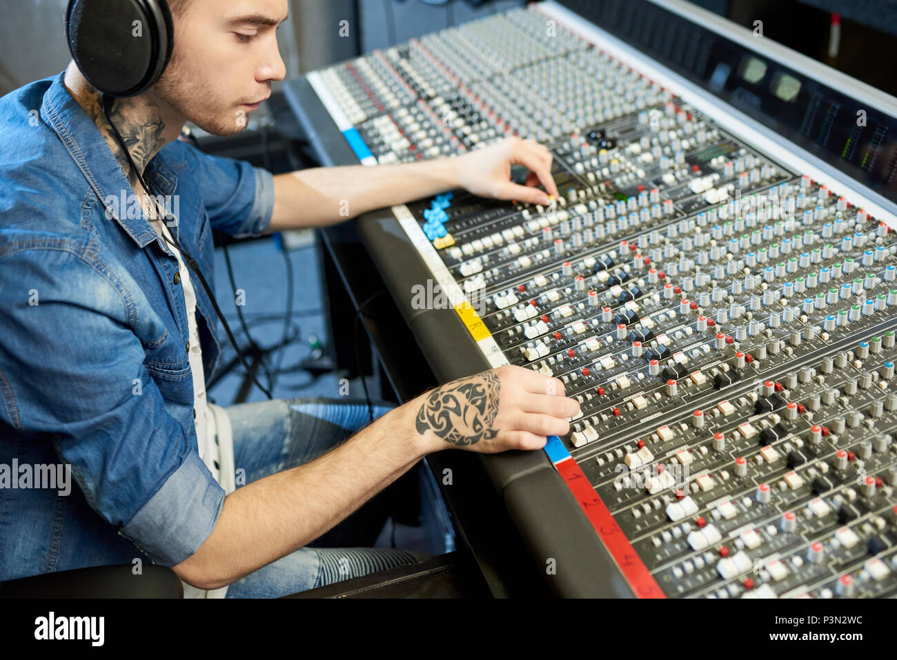 Man Musik im Tonstudio Stockfoto