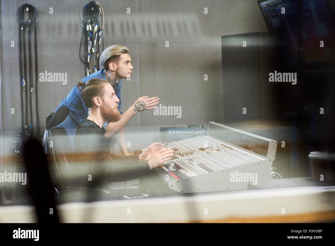 Kreative Produzenten Musik machen im Studio Stockfoto
