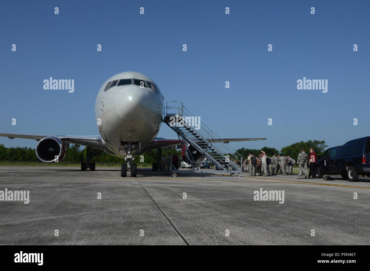 Die Luftwaffenflugzeuge der South Carolina Air National Guard bereiten sich am 13. Juli 2016 auf der McEntire Joint National Guard Base auf ein Transportflugzeug der Boeing 767 vor. Der Einsatz umfasst 300 Personen und 12 F-16-Kampffalken vom 169. Kampfflugzeug, die zur Osan Air Base in Südkorea aufbrechen und das 157. Expeditionary Fighter Squadron und das Pacific Command Theater Security Package unterstützen, um regionale Einsatzbereitschaft, Luftfederkoordinierung und Einsatzfähigkeit zu gewährleisten. Stockfoto