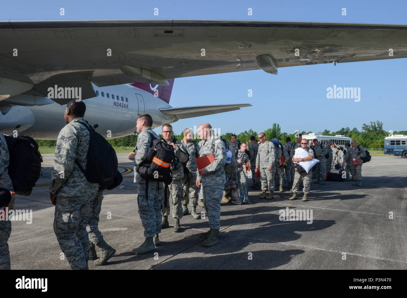 Flieger der South Carolina Air National Guard bereiten sich auf ein Boeing 767 Transportflugzeug in der McEntire Joint National Guard Base in South Carolina vor. Rund 300 Soldaten und 12 F-16-Kampffalken des 169. Jagdflügels werden mit der 157. Expeditionary Fighter Squadron zur Unterstützung der Operationen des Pacific Command Theater Security Package eingesetzt und demonstrieren die Einsatzbereitschaft und die Lufttransportfähigkeit. Stockfoto