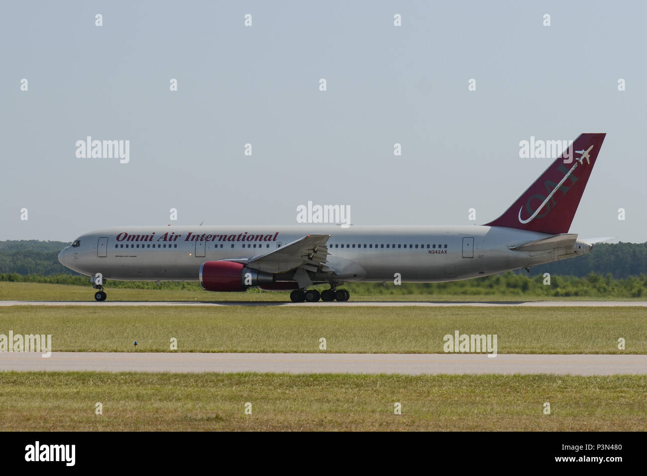 Us Air Force Piloten zur Südcarolina Air National Guard übernehmen kann - weg auf einer Boeing 767 Transportflugzeuge von McEntire Joint National Guard, S.C., 13. Juli 2016. Rund 300 US-Flieger und 12 F-16 Fighting Falcon fighter Jets von der 169th Fighter Wing at McEntire JNGB, S.C., Bereitstellen von Osan Flughafen, Republik Korea, als der 157 Expeditionary Fighter Squadron in Unterstützung des US Pacific Command Theater Security Package. (U.S. Air National Guard Foto von Airman 1st Class Megan Floyd) Stockfoto