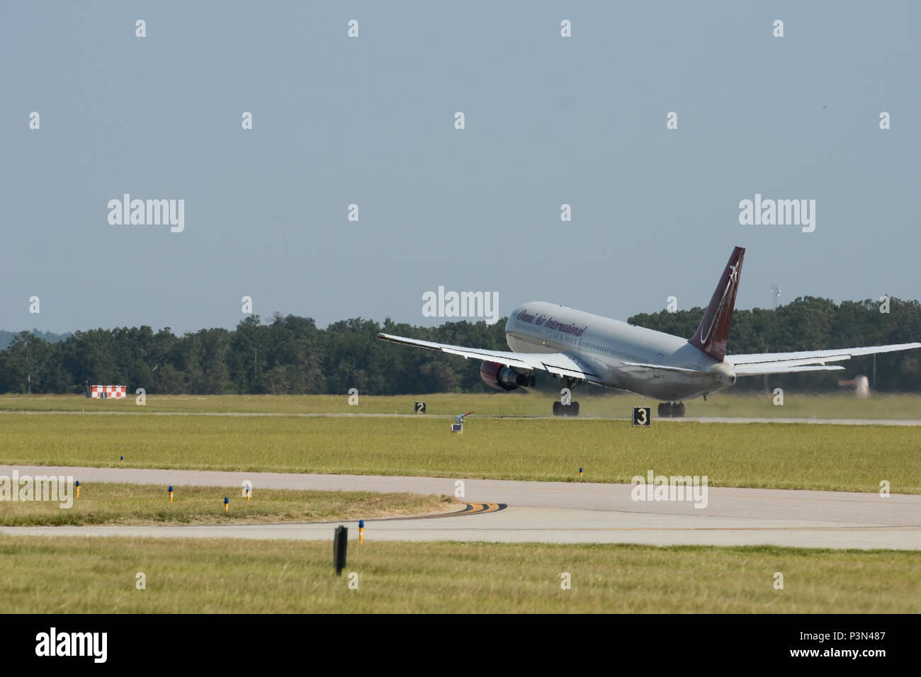 Us Air Force Piloten zur Südcarolina Air National Guard übernehmen kann - weg auf einer Boeing 767 Transportflugzeuge von McEntire Joint National Guard, S.C., 13. Juli 2016. Rund 300 US-Flieger und 12 F-16 Fighting Falcon fighter Jets von der 169th Fighter Wing at McEntire JNGB, S.C., Bereitstellen von Osan Flughafen, Republik Korea, als der 157 Expeditionary Fighter Squadron in Unterstützung des US Pacific Command Theater Security Package. (U.S. Air National Guard Foto von Airman 1st Class Megan Floyd) Stockfoto