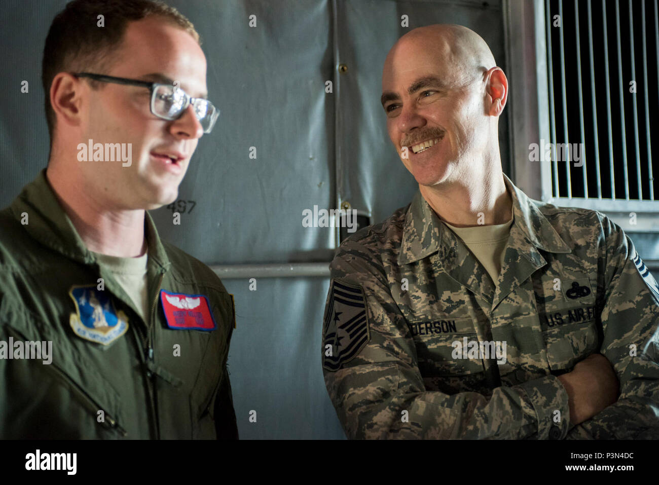 Chief Master Sgt. Ronald C. Anderson, command Chief Master Sergeant der Air National Guard, spricht mit Staff Sgt. Avery Keller, ein 137 Aeromedical Evacuation Squadron Techniker, über die AES-Ausrüstung während einer Tour von der 137 Special Operations Wing an Will Rogers Air National Guard Base in Oklahoma City, 8. Mai 2017. Die Tour erlaubt Generalleutnant L. Scott Reis, der Direktor der Air National Guard, und andere hochrangige Besucher nicht nur einen Blick in die Special Operations Mission der 137 Leistungsbeschreibung erhalten, aber auch Möglichkeiten, um die Flieger der Air National Guard besser zu dienen. Stockfoto