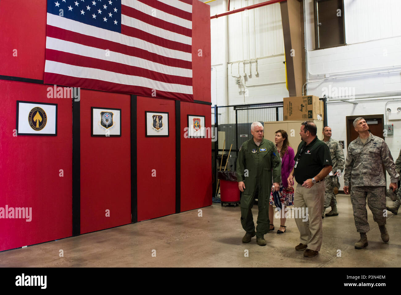 Generalleutnant L. Scott Reis, Direktor der Air National Guard, spricht mit Rob Smith, L3 Communications Manager, während einer Tour von der 137 Special Operations Wing an Will Rogers Air National Guard Base in Oklahoma City, 7. Mai 2017. Die Tournee erlaubt den Direktor und andere hochrangige Besucher nicht nur einen Blick in die Special Operations Mission der 137 säen, sondern auch Wege finden, um die Flieger der Air National Guard besser zu dienen. Stockfoto